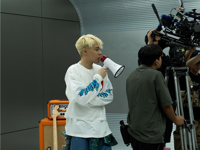 周汤豪一手操刀演唱会视觉设计、拍摄与后制。（环球音乐提供）