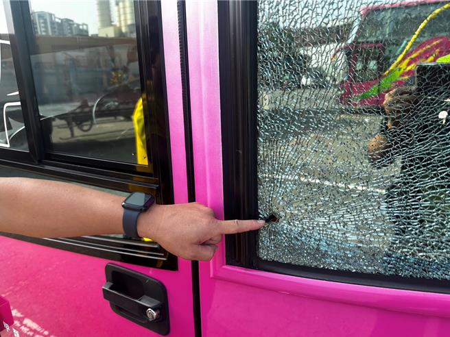 游览车的车窗遭砸破。（民眾提供／李京升台中传真）