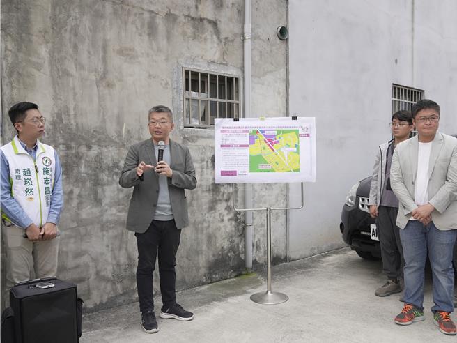 台中市外埔区主要道路重光路26巷、中山路及永丰里永眉路等3路段，因长期老旧破损，立法委员蔡其昌（中）于10日邀集相关单位会勘，改善工程总经费计1100万元。（蔡其昌服务处提供／张妍溱台中传真）