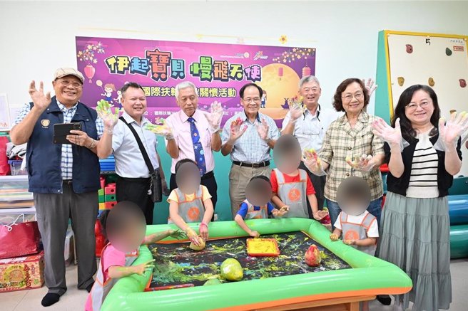 高雄港都扶轮社社友和伊甸山慢飞天使们一起进行柚子彩绘活动。（林雅惠摄）