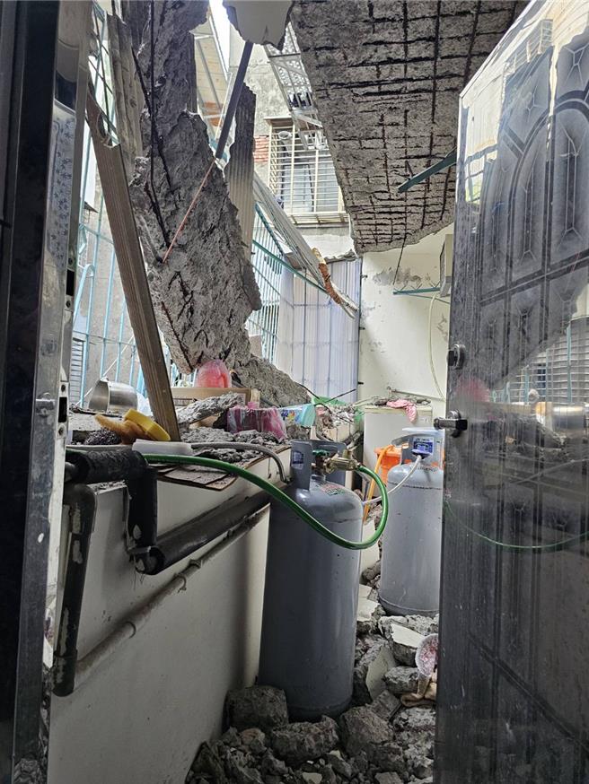 新北市三重区永安北路一栋海砂屋昨（9）日下午发生坍塌意外，导致住在4楼的一名68岁的黄姓老妇人被砸伤左手送医。（柯毓庭摄）