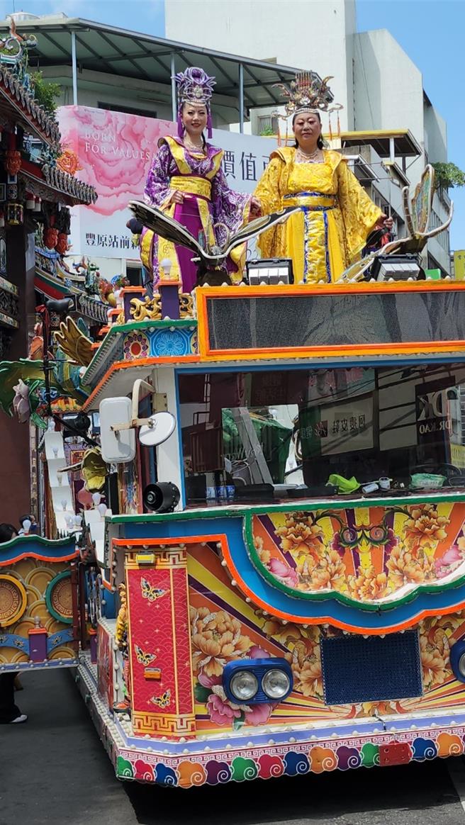 大湳里長張鳳茹今天也裝扮成仙子登上藝閣踩街遊行。（李京昇攝）