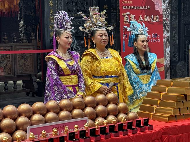 大湳里長張鳳茹等人扮成仙子。（李京昇攝）