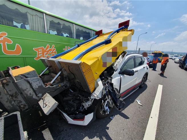 台中市张姓男子10日上午11点多开车行经台74线北上1.6公里处时，疑因未注意前方不慎追撞上缓撞车附挂缓撞设施，不仅车头被撞烂，整片引擎盖被削起一片，幸张男仅轻伤无大碍。（民眾提供／潘虹恩台中传真）