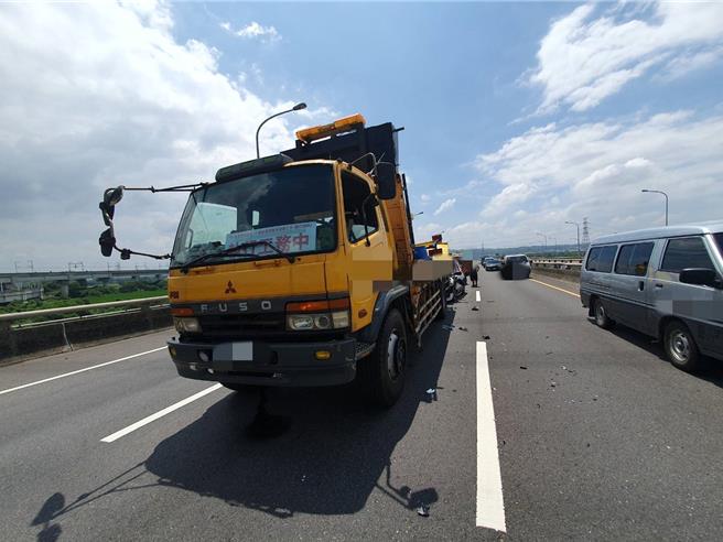 台中市萧姓男子10日上午11点多将缓撞车暂停于台74线北上1.6公里附近中线车道，进行掉落物捡拾清除作业，张男行经该处时，疑因未注意前方不慎追撞缓撞车附挂缓撞设施肇事。（民眾提供／潘虹恩台中传真）