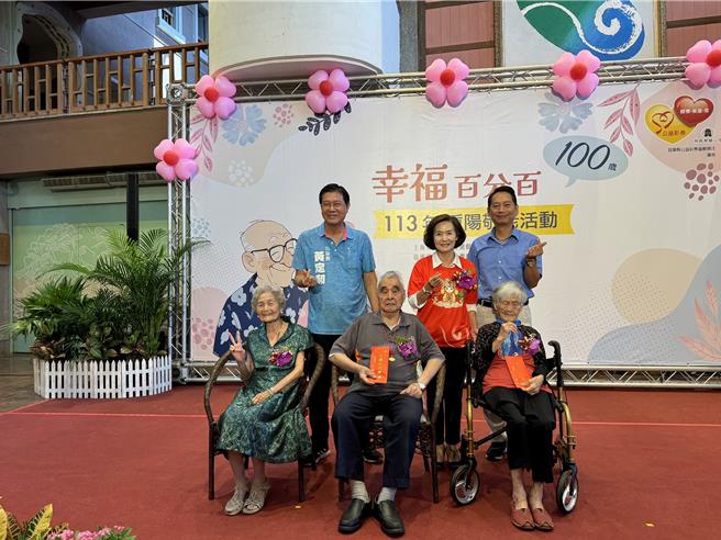 重阳节将至，宜兰县长林姿妙（后排中）今（10日）向县内99位百岁人瑞致赠重阳礼金、幸福百分百专辑及猪脚麵线礼盒。（吴佩蓉摄）