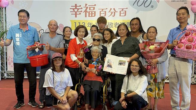102岁陈金霞阿嬷（前排中）的子子孙孙皆到现场共襄盛举。（吴佩蓉摄）