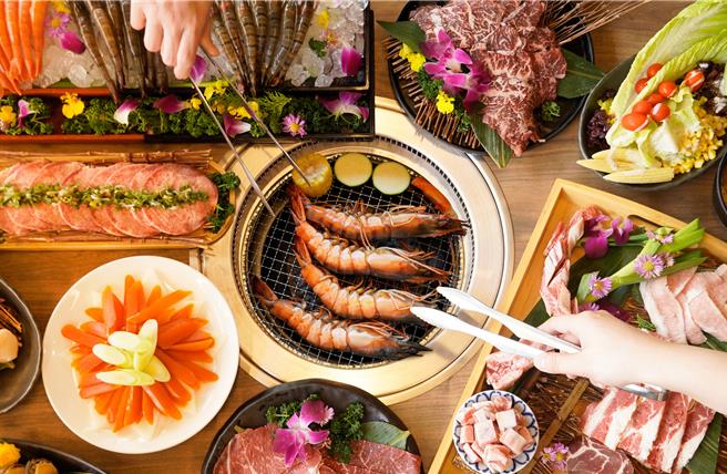 馬辣集團旗下「夯下去和牛燒肉放題」推出9月壽星點購指定方案，就請吃「巨大手臂蝦」。（馬辣集團提供／朱世凱台北傳真）