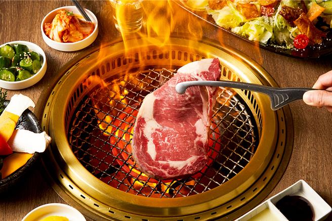 燒肉同話22日前推「金秋獻禮」活動，至門市消費任一套餐，可用188元加購厚切牛舌等。（這一鍋集團提供／朱世凱台北傳真）