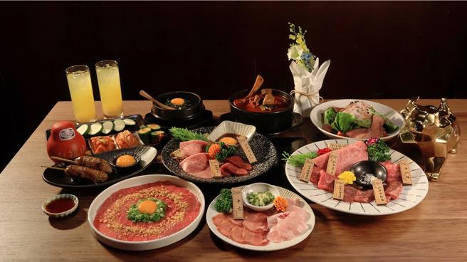 上吉燒肉16日至30日限時推中秋「豪華月見套餐」5280元、「月見生牛肉」單點價480元。（上吉燒肉提供／朱世凱台北傳真）