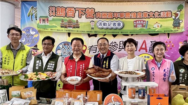 台南下营商圈10日在下营上帝庙与下营公所、下营农会等单位一同宣传本周日的下营商圈嘉年华活动。（张毓翎摄）