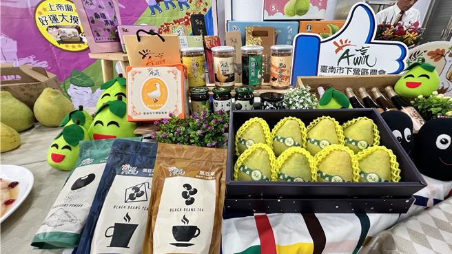 「白鹅」、「蚕桑」、「黑豆」是台南下营三宝，下营商圈近年广邀在地业者举办嘉年华，行销下营农特产品。（张毓翎摄）
