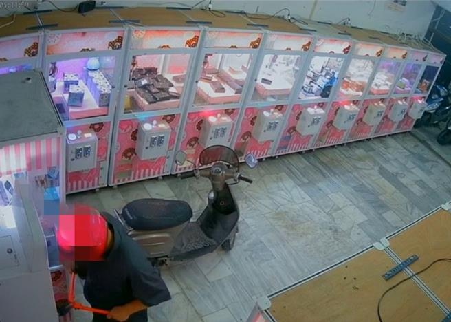 娃娃機店兌幣機遭竊賊破壞後，盜取機內的零錢花用。（本報資料圖片／郭良傑高雄傳真）