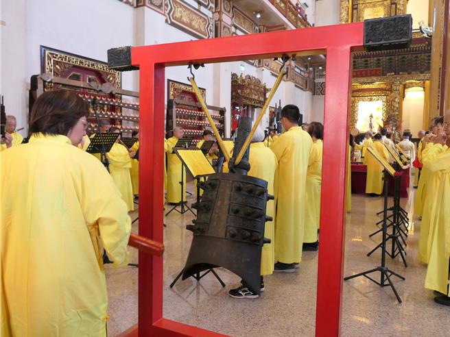 雲林縣北港武德宮財神廟主祀五路財神，也供奉大成至聖先師孔子，10日舉辦祭孔大典，會後廟方捐贈120萬元給台東縣公東高工，希望幫助學校永續經營，造福東部地區弱勢學子。（張朝欣攝）