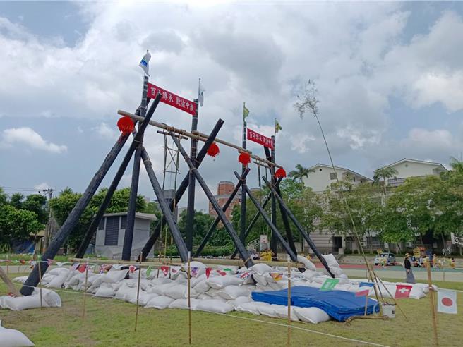 今（10日）举行秋千架试盪，现场搭设2组7公尺高的秋千架供竞赛使用，及1组4公尺高的体验秋千架。（吴佩蓉摄）