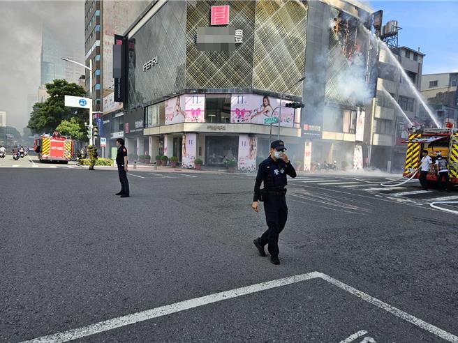 高雄1家婚纱店10日发生火警，消防人员全力抢救。 （翻摄照片／洪靖宜高雄传真）