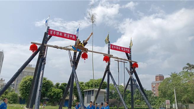 今（10日）举行秋千架试盪，现场搭设2组7公尺高的秋千架供竞赛使用，及1组4公尺高的体验秋千架。（吴佩蓉摄）