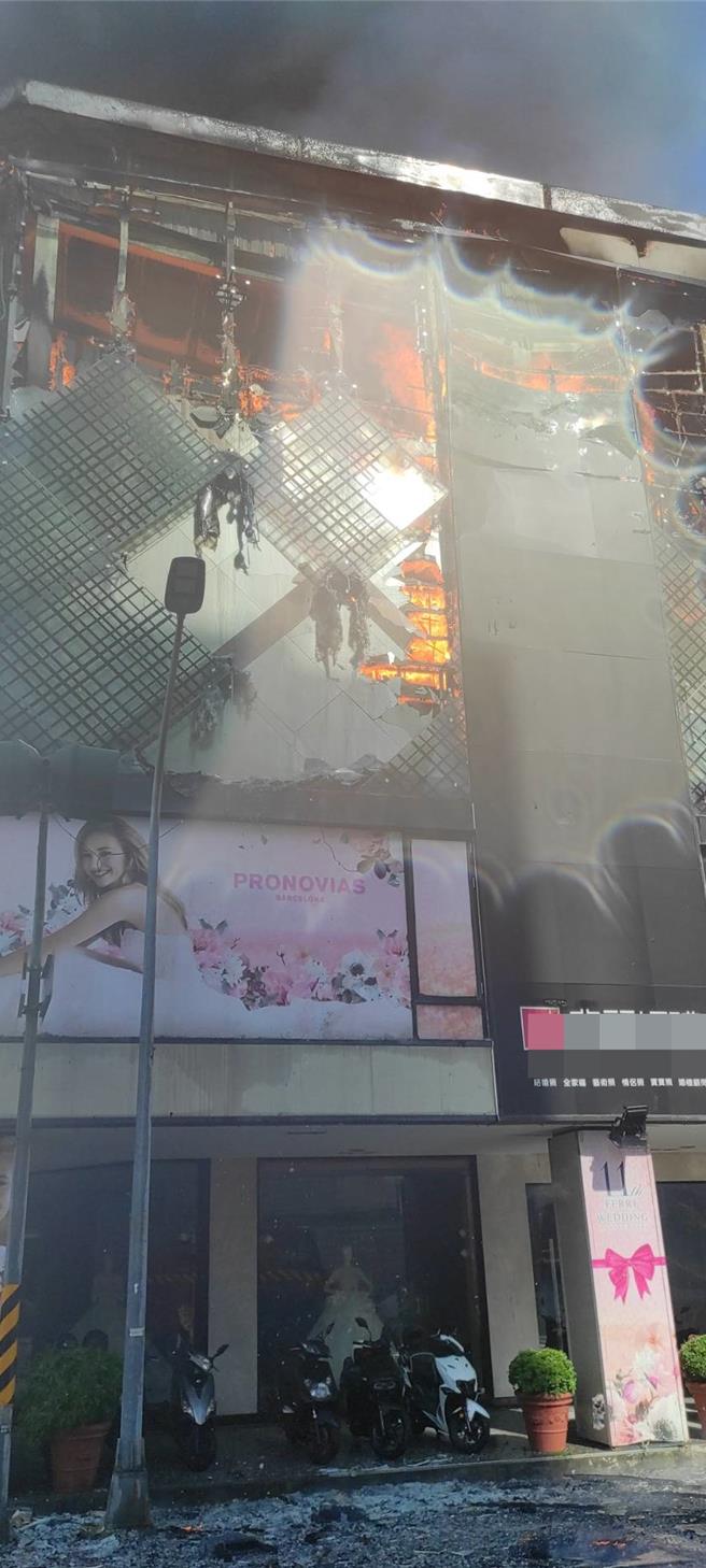 高雄1家婚纱店10日发生火警，消防人员全力抢救。 （翻摄照片／洪靖宜高雄传真）