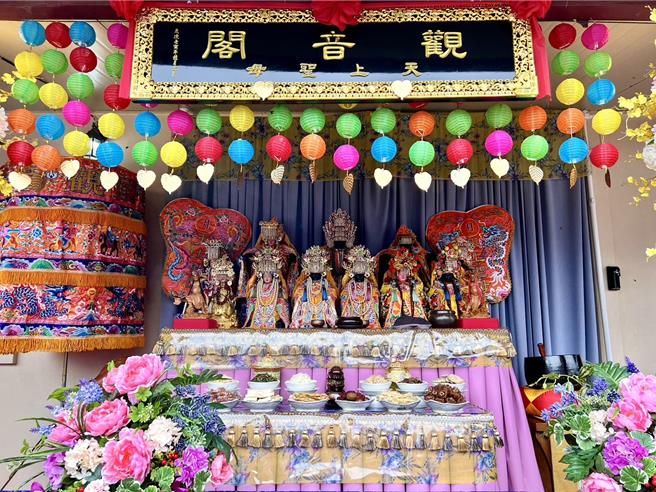 宮主朴婕瑀受媽祖指示，去年6月將台灣各大宮廟12尊媽祖、車城土地公1尊及五路財神1尊的分靈請回韓國慶州簡易安座。（旗山天后宮提供／林雅惠傳真）