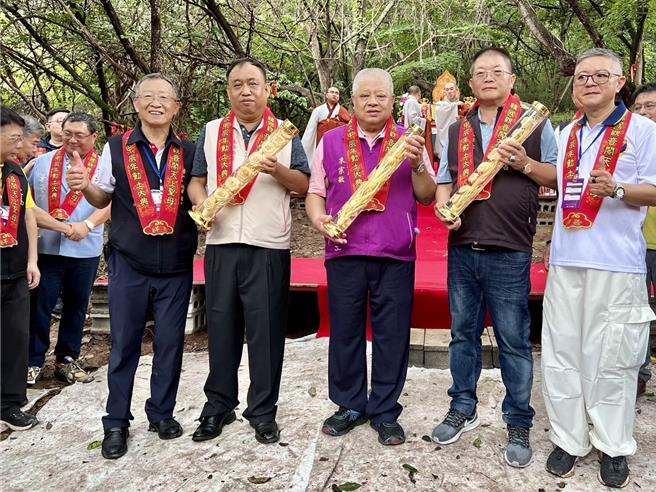 來自台灣各大宮廟的媽祖分靈到韓國，旗山天后宮主委葉冠億（右四）及媽祖廟代表接受韓國宮主等人的贈禮。（旗山天后宮提供／林雅惠傳真）