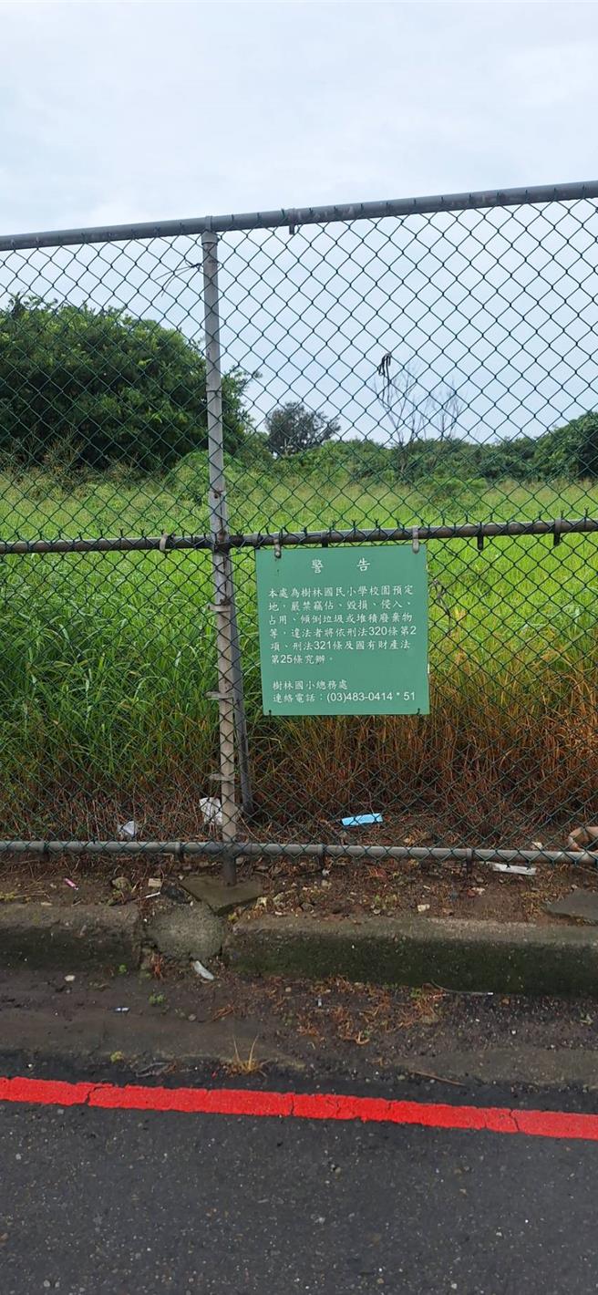 桃园市观音区草漯国小学生数多、校舍不够，今年8月动土新建校舍，但校内至少有300位学生来自观音工业区的树林里，国民党市议员吴进昌希望在树林里新建观树国小，让学生可以就近念书，也可以减轻草漯国小学生多、校舍不够的问题。（教育局提供／廖姮玥桃园传真）