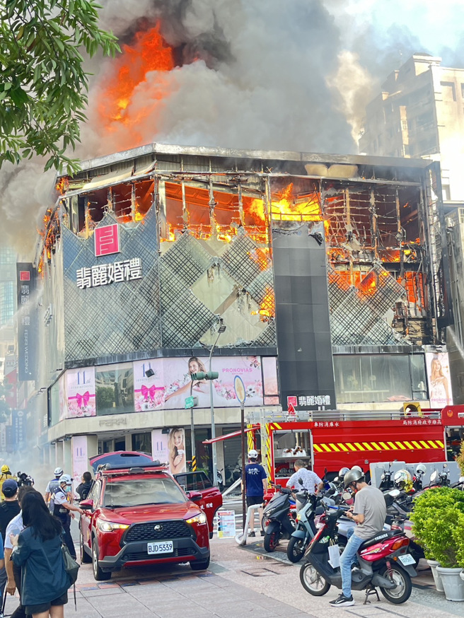 高雄1家婚纱店发生火警，陷入火海，消防全力灭火，现场扩大实施道路管制。（翻摄照片／洪靖宜高雄传真）