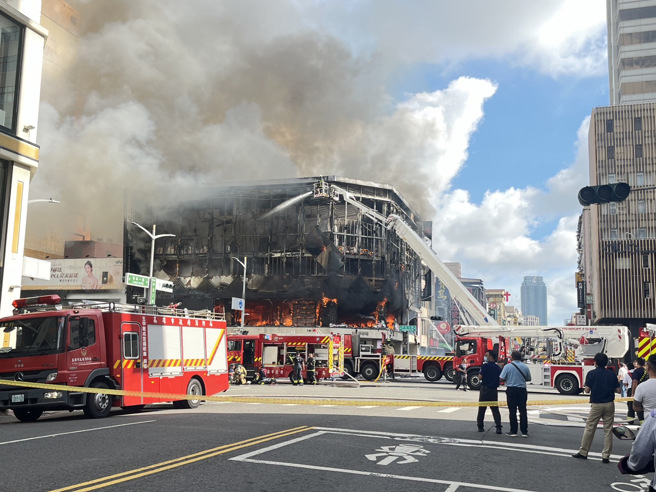 高雄1家婚纱店发生火警，陷入火海，消防全力灭火，现场扩大实施道路管制。（翻摄照片／洪靖宜高雄传真）