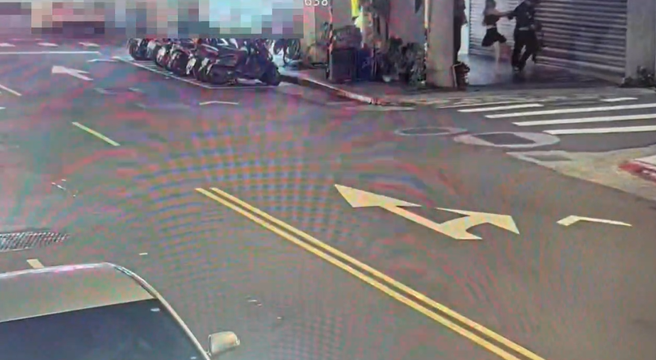 监视画面录下双方当街拉扯。（图 / 林郁平翻摄）