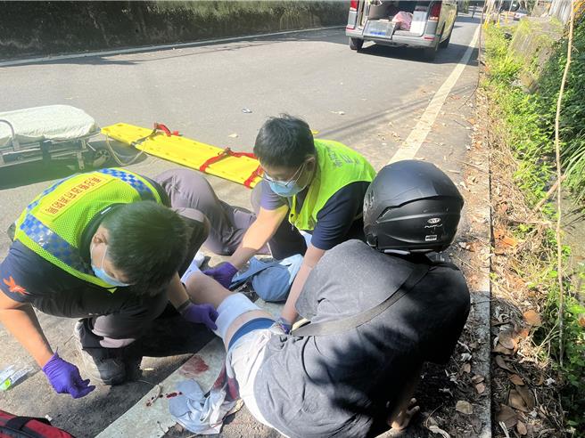 暨南國際大學男學生日前騎機車載女同學行經埔里鎮桃米巷盲彎，與對向汽車碰撞，造成1重傷1輕傷。（民眾提供／楊靜茹南投傳真）