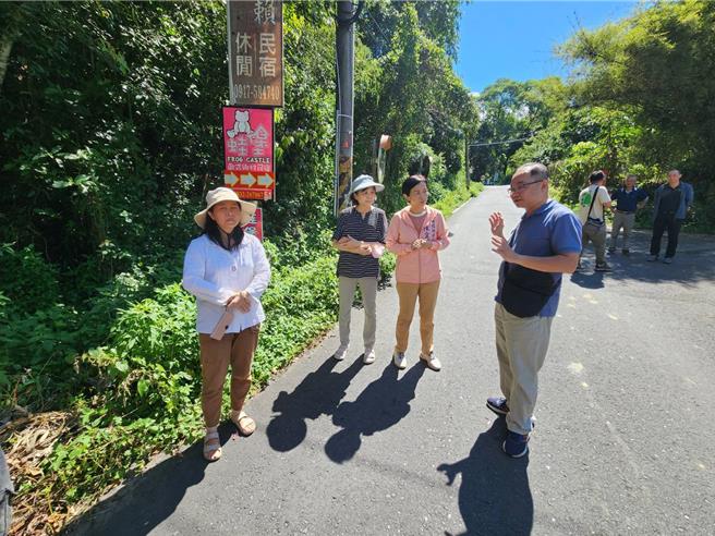 埔里鎮桃米巷一處盲彎經常發生交通事故，南投縣議員陳宜君（左3）接獲陳情前往會勘。（民眾提供／楊靜茹南投傳真）