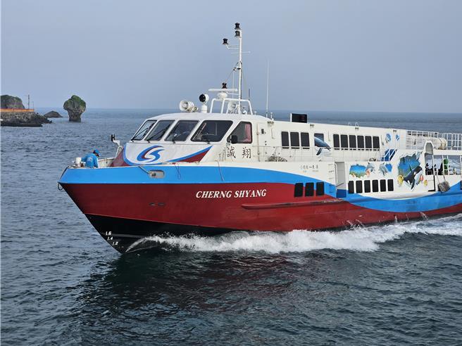 東琉線公船琉興號因螺旋槳打到漂流木與舵機臨時故障，緊急送修，東琉線聯營處加開船班接送學生通學。圖為東琉線交通客船聯營處誠翔輪。（羅琦文攝）