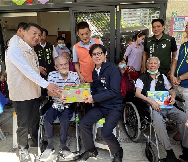 高雄市长陈其迈今日下午前往左营区老人福利机构探视长辈，提前与长辈欢庆中秋佳节。（林雅惠摄）