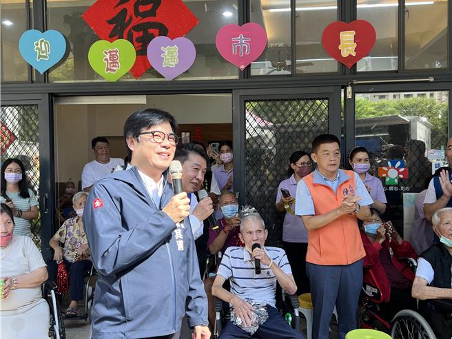 活动中，长辈热情邀请市长同台K歌大比拚，被誉为「灵魂歌手」的陈其迈市长以拿手歌曲「快乐出航」赢得满堂彩。（林雅惠摄）