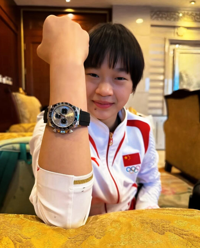 这张戴着劳力士手表的照片，给全红婵带来麻烦。（取自微博）