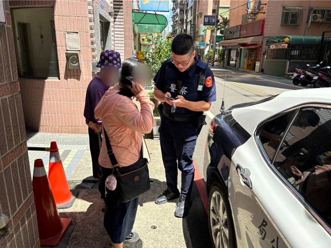 八德分局大安派出所副所长林嘉衡、员警高昊日巡逻勤务接获报案，在八德区东勇街上有老妇人路倒在道路旁，原来老妇人因为天气炎热体力不支倒地受伤，员警见状即通知119到场救护。（八德警分局提供）