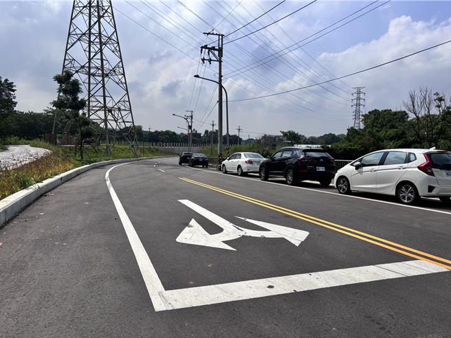 桃园市杨梅区社子溪月眉桥下游至慈恩桥右岸护岸治理工程完成近期完工，该路可有效缓解杨新路塞车问题，但连结该路的梅高路又是下坡，车速快、车流量高，国民党籍市议员周玉琴希望增设交通号志，降低事故率。桃园市交通局9月底前完成设置。（廖姮玥摄）