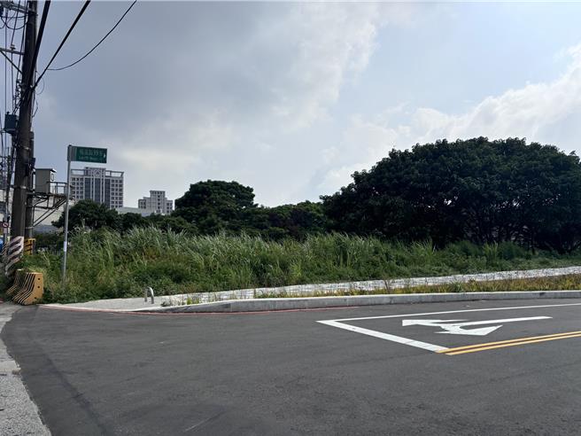 桃园市杨梅区社子溪月眉桥下游至慈恩桥右岸护岸治理工程完成近期完工，该路可有效缓解杨新路塞车问题，但连结该路的梅高路又是下坡，车速快、车流量高，国民党籍市议员周玉琴希望增设交通号志，降低事故率。桃园市交通局9月底前完成设置。（廖姮玥摄）