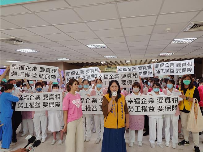 高醫工會率上百名大同醫院醫護人員在大廳高舉「幸福企業要真相，勞工權益要保障」口號，質疑「我們輸在哪？」，要求保障大同員工工作權益。（任義宇攝）