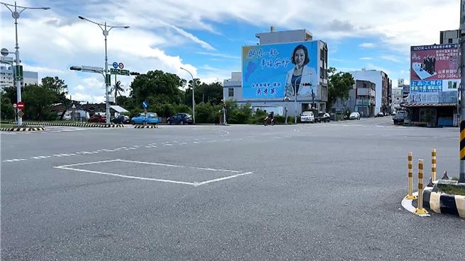 台東警察分局寶桑派出所警車日前晚間於中華路與馬亨亨大道十字路口，上演大迴轉、逆向行駛之舉。（民眾提供／蕭嘉蕙台東傳真）