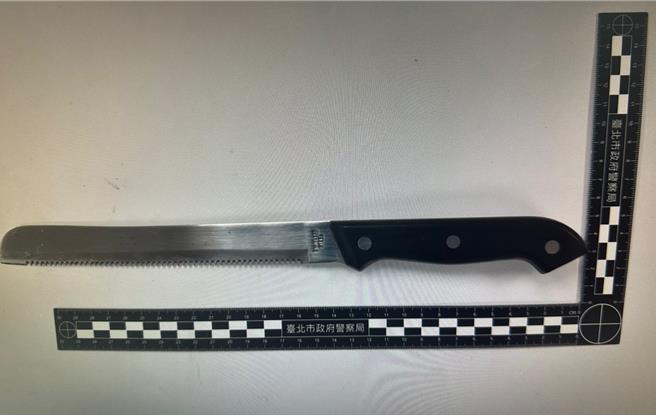 王男作案用的麵包刀。（翻攝畫面）