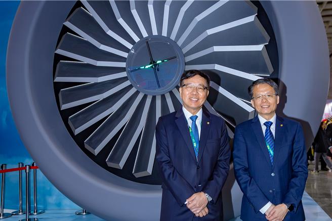 长荣航空董事长林宝水（左）与总经理孙嘉明（右）。（资料照）