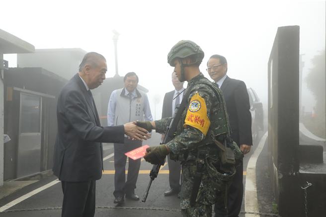 李棟樑慰問高山偏遠駐軍，感謝官兵衛國辛勞。軍聞社提供