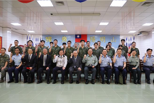 李棟樑與偏遠單位官兵合影。（軍聞社提供