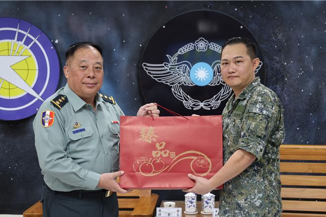 副部長徐衍璞頒發慰問品，感謝官兵辛勞。（軍聞社提供