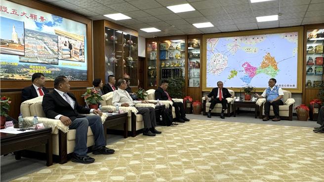 馬來西亞同安金門廈門聯合總會一行與金門縣府團隊座談交流，互約組團參加明年各自舉辦之盛大活動。（于家麒攝）