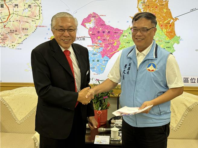 馬來西亞同安金門廈門聯合總會長陳念昇(左)邀請金門縣副縣長李文良(右)組團參加明年2月16日在馬來西亞舉辦之全國福建鄉親乙巳年新春大團拜活動。（于家麒攝）