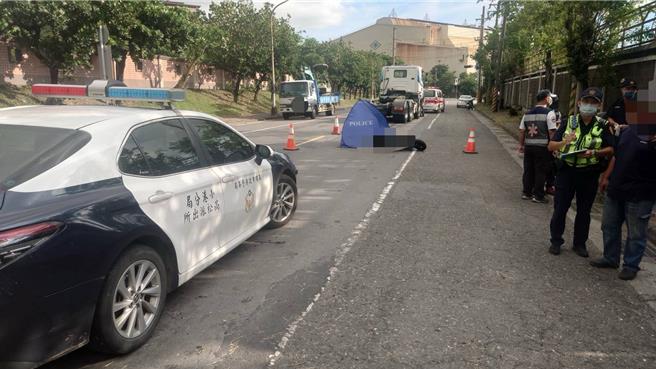 高雄市小港區高坪22路靠近北林路口於10日下午發生一起死亡車禍。（翻攝照片／洪靖宜高雄傳真）