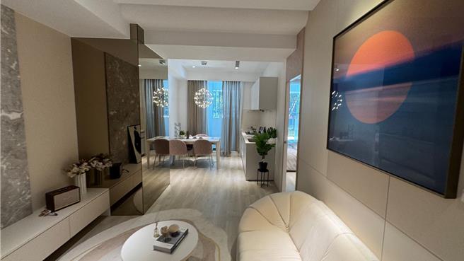 高雄在地建商「兴连城开发」则携手法国国际摄影艺廊Yellow Korner，引进并精选来自葡萄牙、英国、德国、瑞典等11个国家的19幅摄影艺术作品，展览即日起至11月30日于「里山美术」接待中心免费对外开放，希望拉近民眾与艺术的距离。（柯宗纬摄）