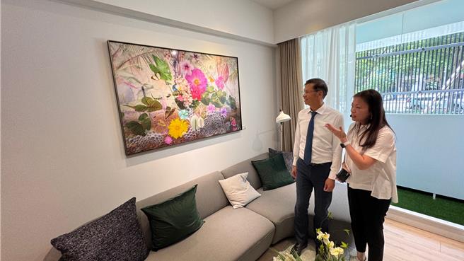 高雄在地建商「兴连城开发」则携手法国国际摄影艺廊Yellow Korner，引进并精选来自葡萄牙、英国、德国、瑞典等11个国家的19幅摄影艺术作品，展览即日起至11月30日于「里山美术」接待中心免费对外开放，希望拉近民眾与艺术的距离。（柯宗纬摄）