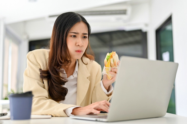 一名刚出社会的女网友表示，想离职却刚好遇到公司举办尾牙，不知到底该不该参加，引起讨论。（示意图：shutterstock／达志）